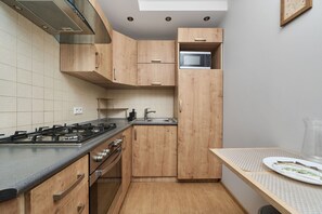 Departamento, 1 habitación, cocina | Cocina privada | Microondas y utensilios de cocina 