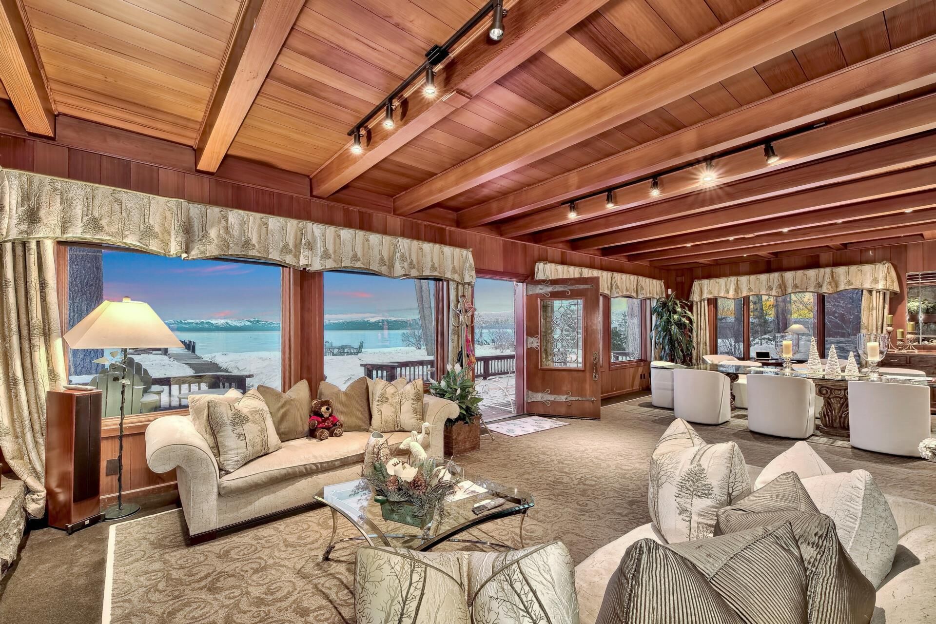 Smart-TV, peis, musikkbibliotek og filmbibliotek