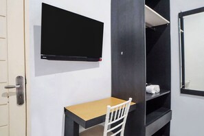 Desk, laptop workspace, free WiFi, bed sheets - Hotel O Wika Wiki Homestay (Medan)