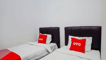 Kamar Twin Standar | Meja kerja, ruang kerja ramah laptop, Wi-Fi gratis, dan seprai linen