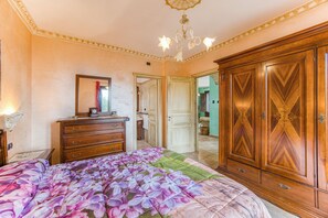 Family Apartment, Multiple Bedrooms, 2 Bathrooms, Mountainside (Beautiful Apt With Seaview Terrace)