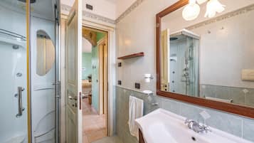 Appartamento familiare, camere multiple, 2 bagni, lato montagna (Beautiful Apt With Seaview Terrace) | Bagno | Combinazione doccia/vasca, asciugacapelli, bidet, asciugamani