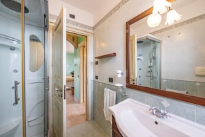 Family Apartment, Multiple Bedrooms, 2 Bathrooms, Mountainside (Beautiful Apt With Seaview Terrace) | Bathroom | Combined shower/tub, hair dryer, bidet, towels - Beautiful Apt With Seaview Terrace (Pisciotta)