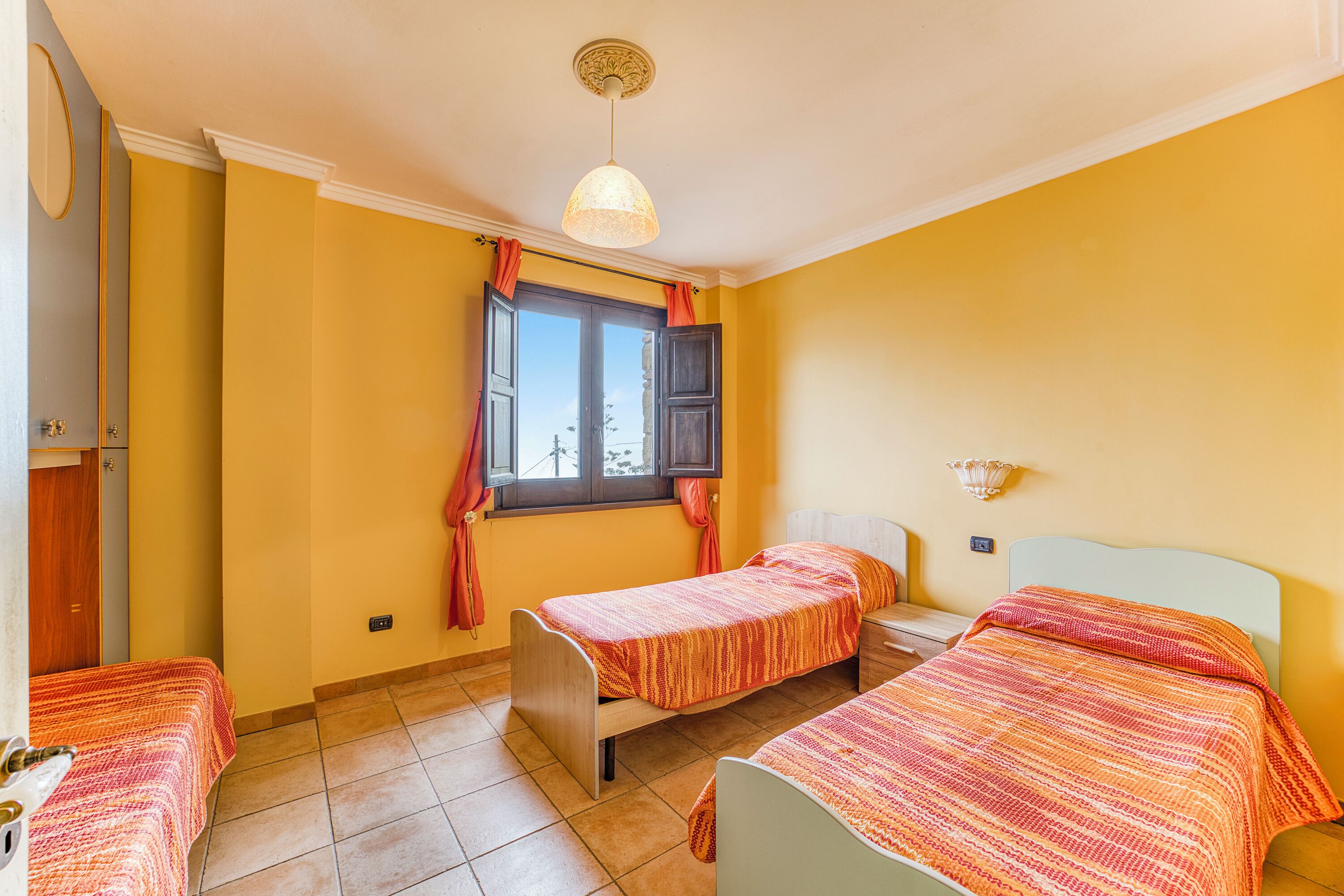 Appartamento familiare, camere multiple, 2 bagni, lato montagna (Beautiful Apt With Seaview Terrace) | 2 camere, postazione laptop, Wi-Fi gratuito, lenzuola