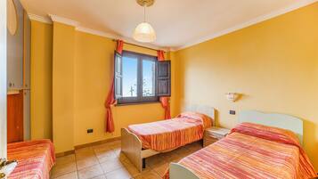 Appartamento familiare, camere multiple, 2 bagni, lato montagna (Beautiful Apt With Seaview Terrace) | 2 camere, postazione laptop, Wi-Fi gratuito, lenzuola