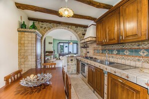 Perhehuoneisto, useita makuuhuoneita, 2 kylpyhuonetta (Beautiful Apt With Seaview Terrace) | Yksityinen keittiö | Jääkaappi, uuni, liesi, astianpesukone