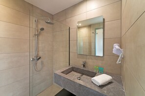 Regadera, amenidades de baño gratuitas, secadora de cabello, pantuflas 