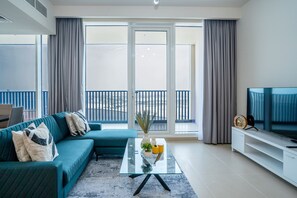 Living area - Tanin - Breathtaking Unobstructed Canal Views Apartment (Dubai)