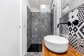 Een douche, een haardroger, een bidet, handdoeken