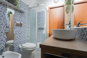 Chuveiro, secador de cabelo, bidê, toalhas de banho