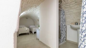 1 bedroom, bed sheets