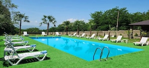 Una piscina al aire libre de temporada