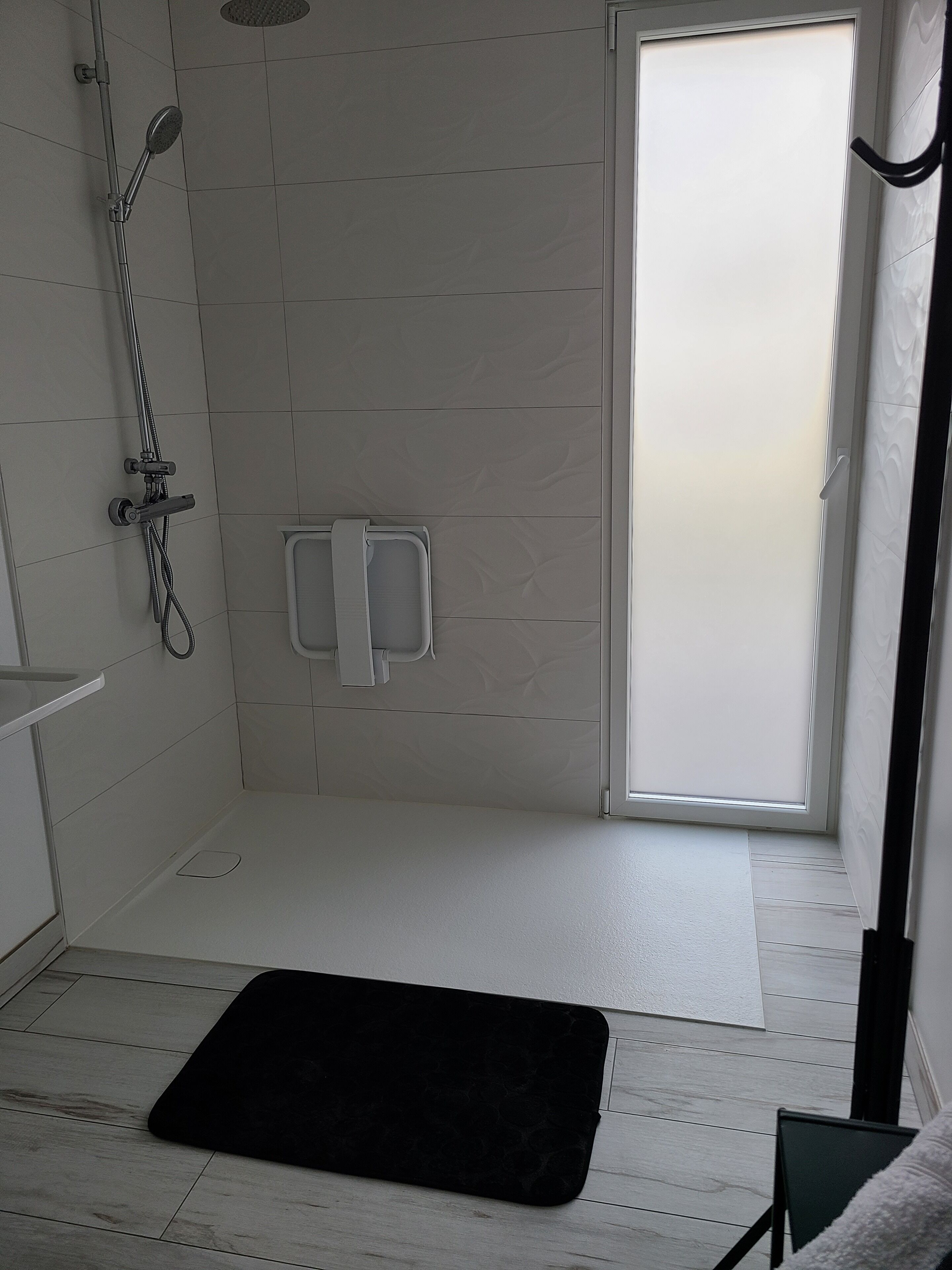 Moderni kylpyhuone, jossa on suihku, wc ja pesuallas.