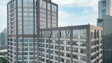 Un edificio moderno de gran altura con varios pisos y ventanas amplias.