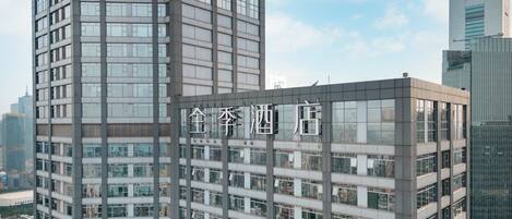 Een modern hoog gebouw met meerdere verdiepingen en grote ramen.