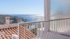 A balcony with terracotta tiles and a view of the coastline. - Prisange by Interhome (Roses)