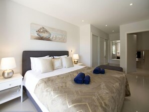 2 bedrooms, desk, Internet