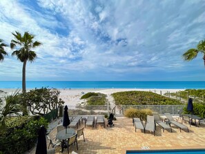 Plage, chaises longues, serviettes de plage