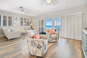 Smart TV, libros y videoteca 