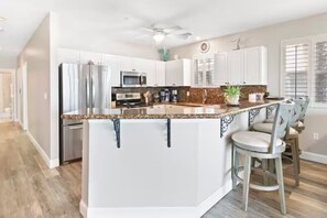 Réfrigérateur, four à micro-ondes, un four, surface de cuisson