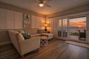 Smart TV, books, video library - Luxury Oceanfront Vacation w/ Pool (Indian Rocks Beach)