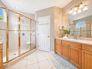 Shower, hair dryer, towels, soap - Luxury Oceanfront Vacation w/ Pool (Indian Rocks Beach)