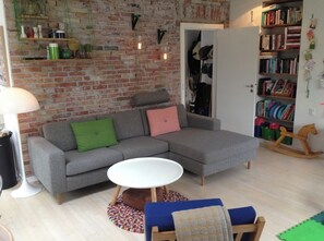 Smart TV, ping pong, books, stereo