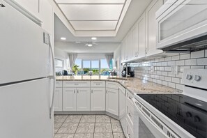 Kühlschrank, Mikrowelle, Ofen, Geschirrspüler