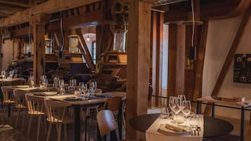Serveert ontbijt, lunch, diner, uitzicht op de tuin