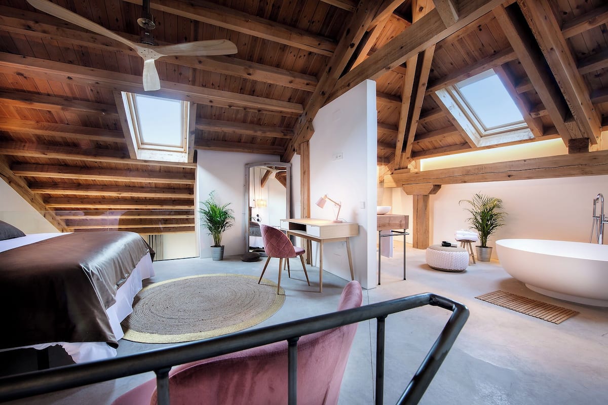 Suite Dúplex Deluxe: 205 | Espacio para trabajar con un portátil