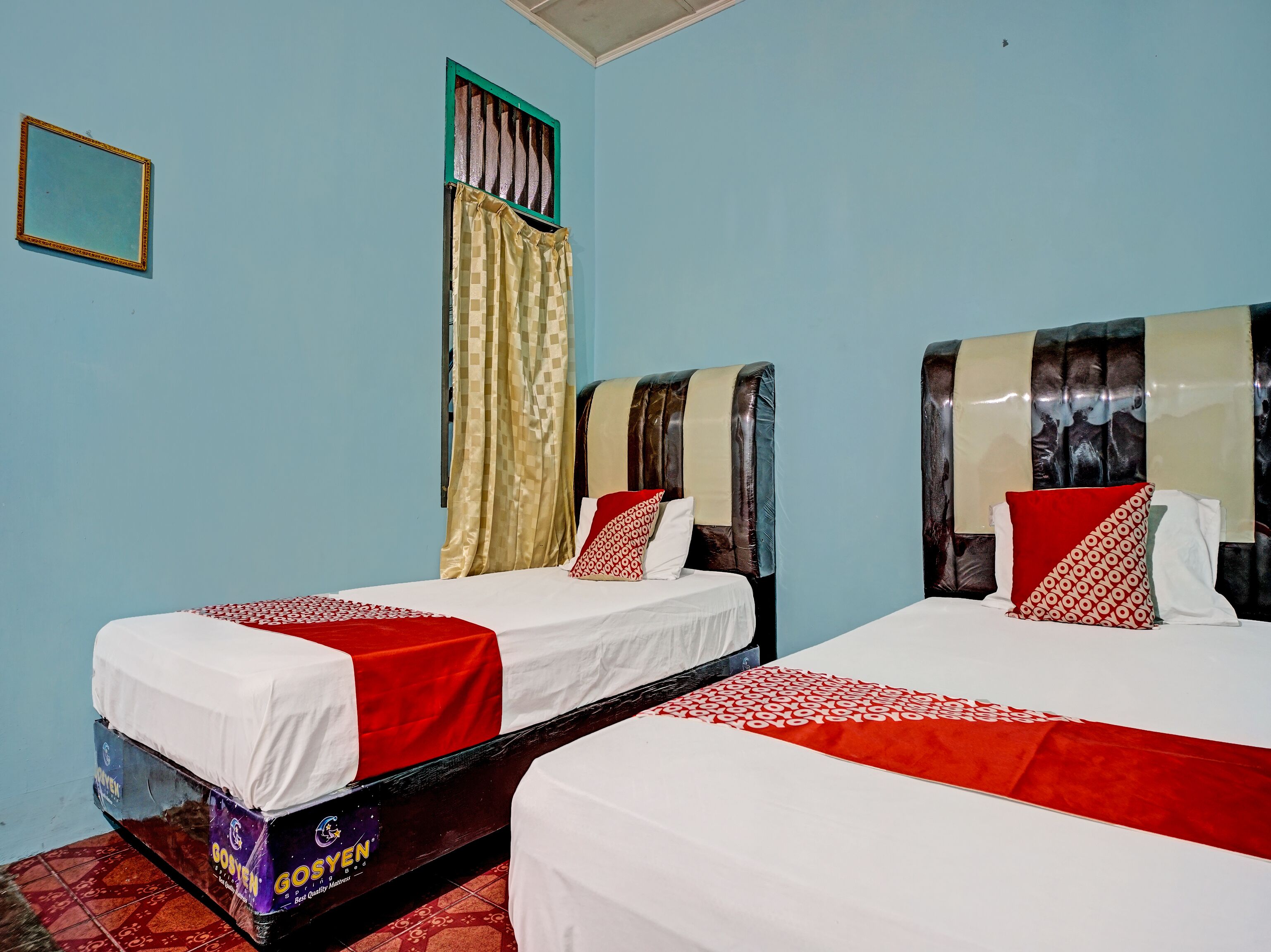 Laptop workspace, free WiFi, bed sheets