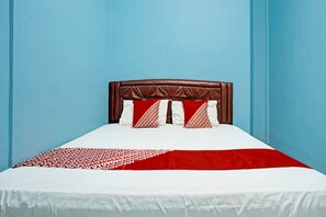 Laptop workspace, free WiFi, bed sheets - Hotel O Adela (Sibarani Nasampulu)