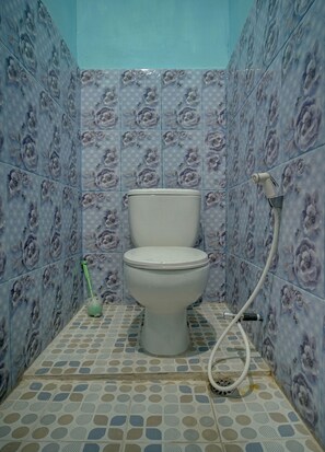 Shower, towels - Hotel O Adela (Sibarani Nasampulu)