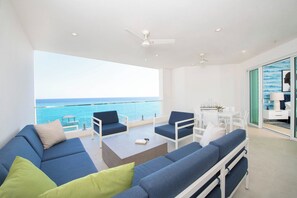 Smart TV, video games, DVD player, computer monitors - Rum Point Resort #405 (Seven Mile Beach)