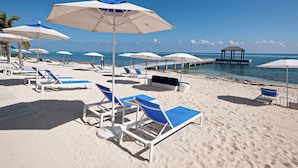 Accommodatie ligt op het strand, ligstoelen, strandlakens