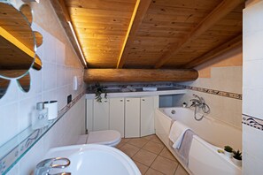 Badewanne, Haartrockner, Handtücher, Toilettenpapier