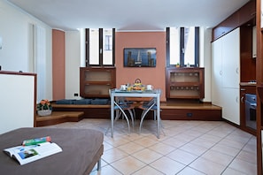 Dining - Regarda - "Il Borgo 48" with 3 bedrooms, 2 bathrooms, garage in Bardolino city center (Bardolino)