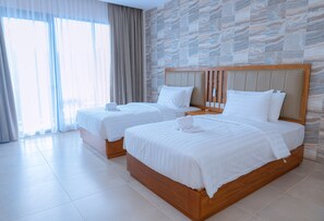 In-room safe, desk, free WiFi, bed sheets - Flamingo Bajo Waecicu (Labuan Bajo)