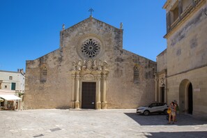 A historic church with a large circular window and a central entrance. - 3223 La Casa di Roberta by Barbarhouse (Otranto)