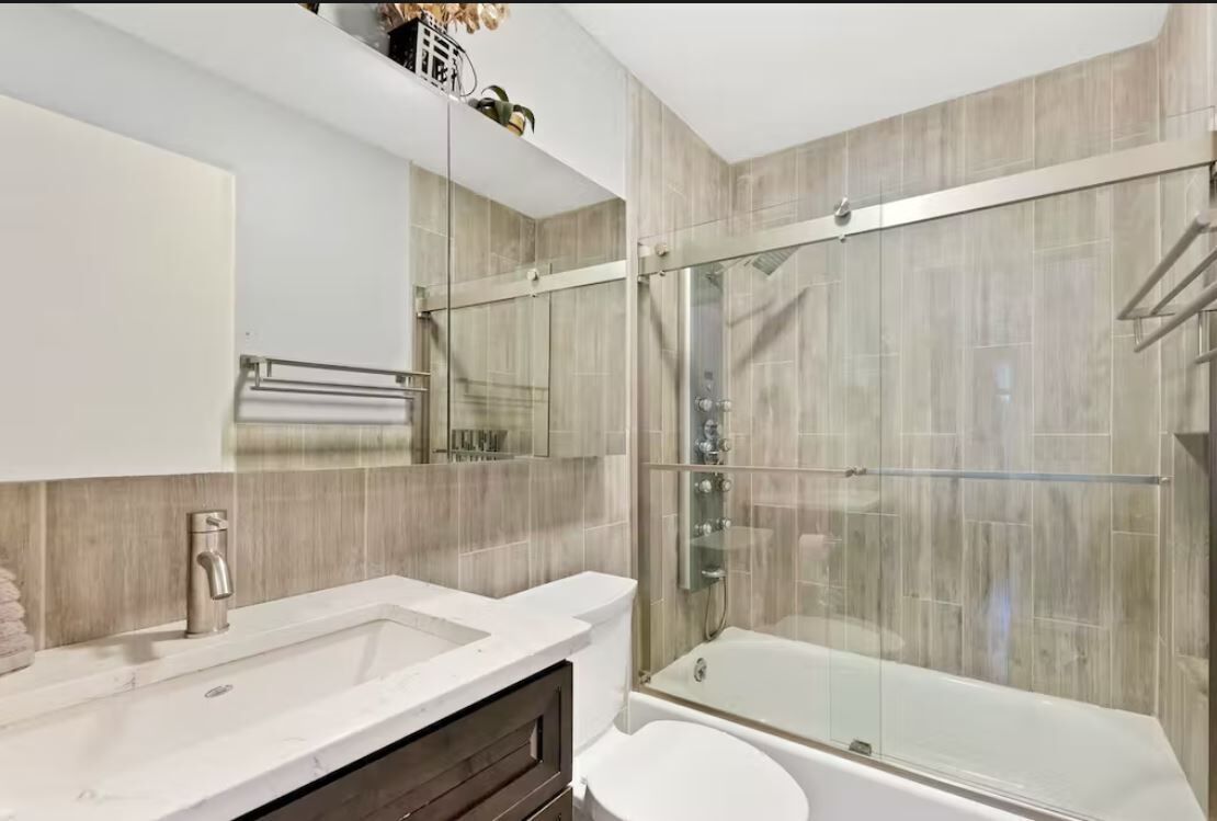 Beautifully remodeled, with private pool, hot tub & fast WiFi