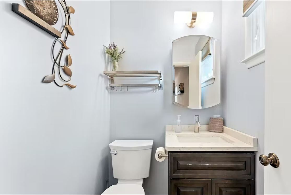 Beautifully remodeled, with private pool, hot tub & fast WiFi