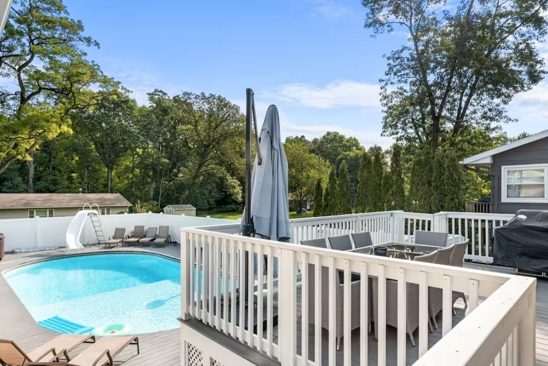 Beautifully remodeled, with private pool, hot tub & fast WiFi