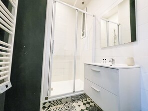 Een douche, handdoeken