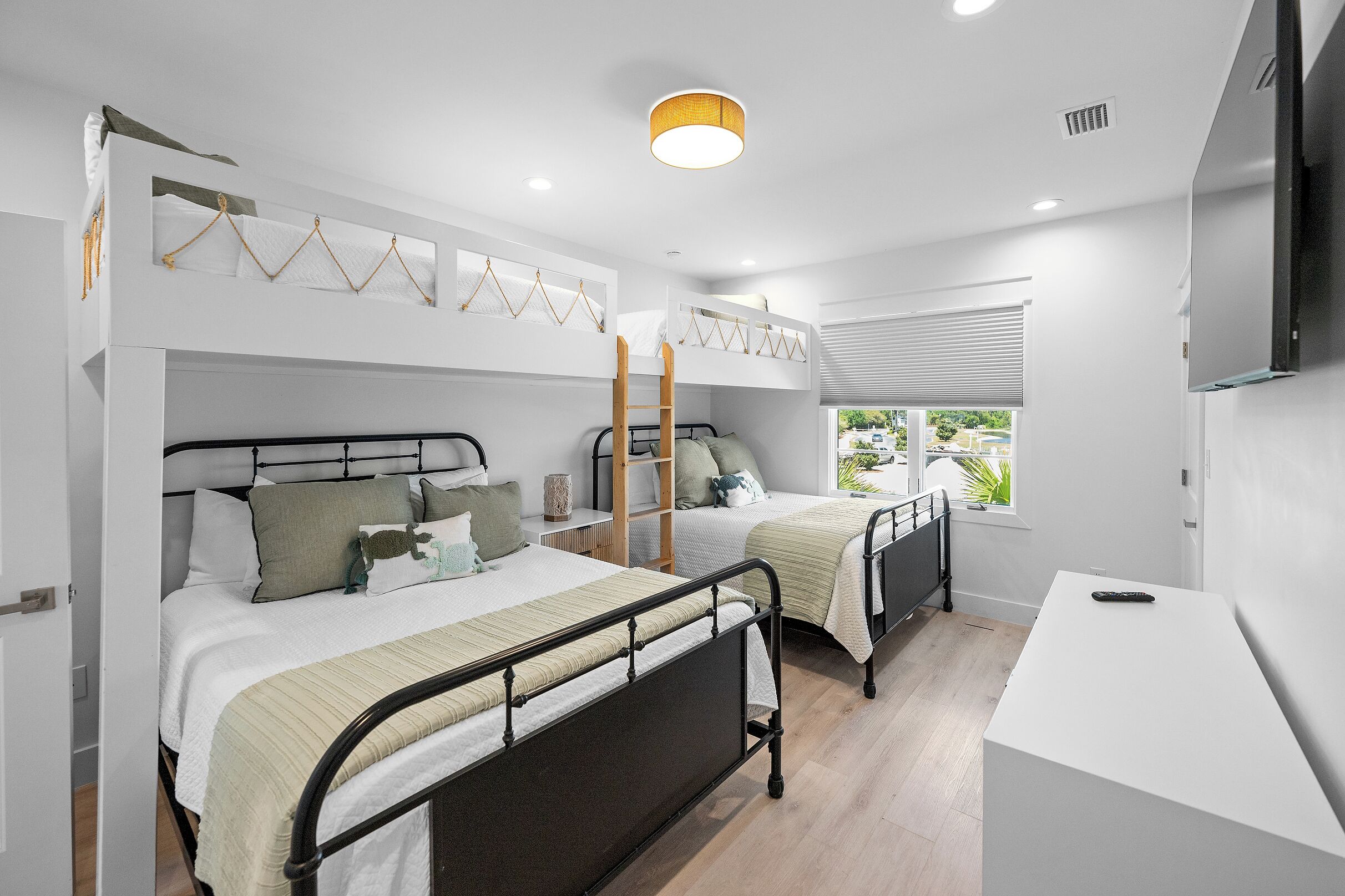 5 bedrooms, iron/ironing board, free WiFi, bed sheets