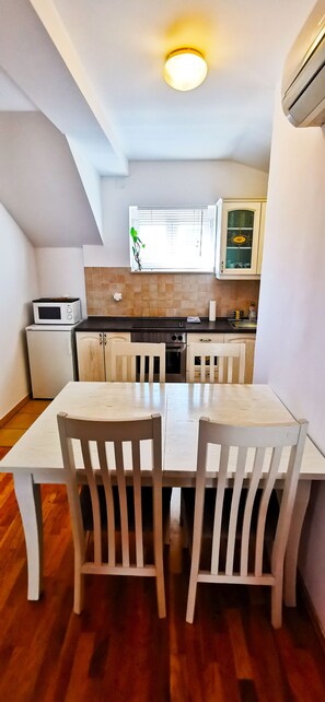 Kaupunkihuoneisto, 2 makuuhuonetta, tupakointi kielletty, kaupunkinäköala | Ruokasali