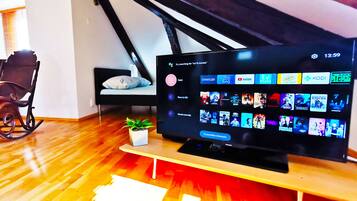 City Apartment, 2 Bedrooms, Non Smoking, City View | Living area