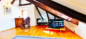 Departamento urbano, 2 habitaciones, para no fumadores, vista a la ciudad | Área de sala de estar