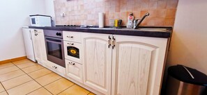 City Apartment, 2 Bedrooms, Non Smoking, City View | Private kitchen | Full-size fridge, microwave, oven, stovetop - Apartment Pirija (Split)