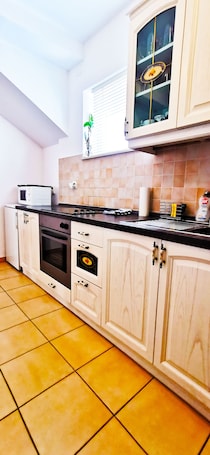 Refrigerador con freezer, microondas, horno, placa de cocina