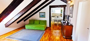 Departamento urbano, 2 habitaciones, para no fumadores, vista a la ciudad | Área de sala de estar